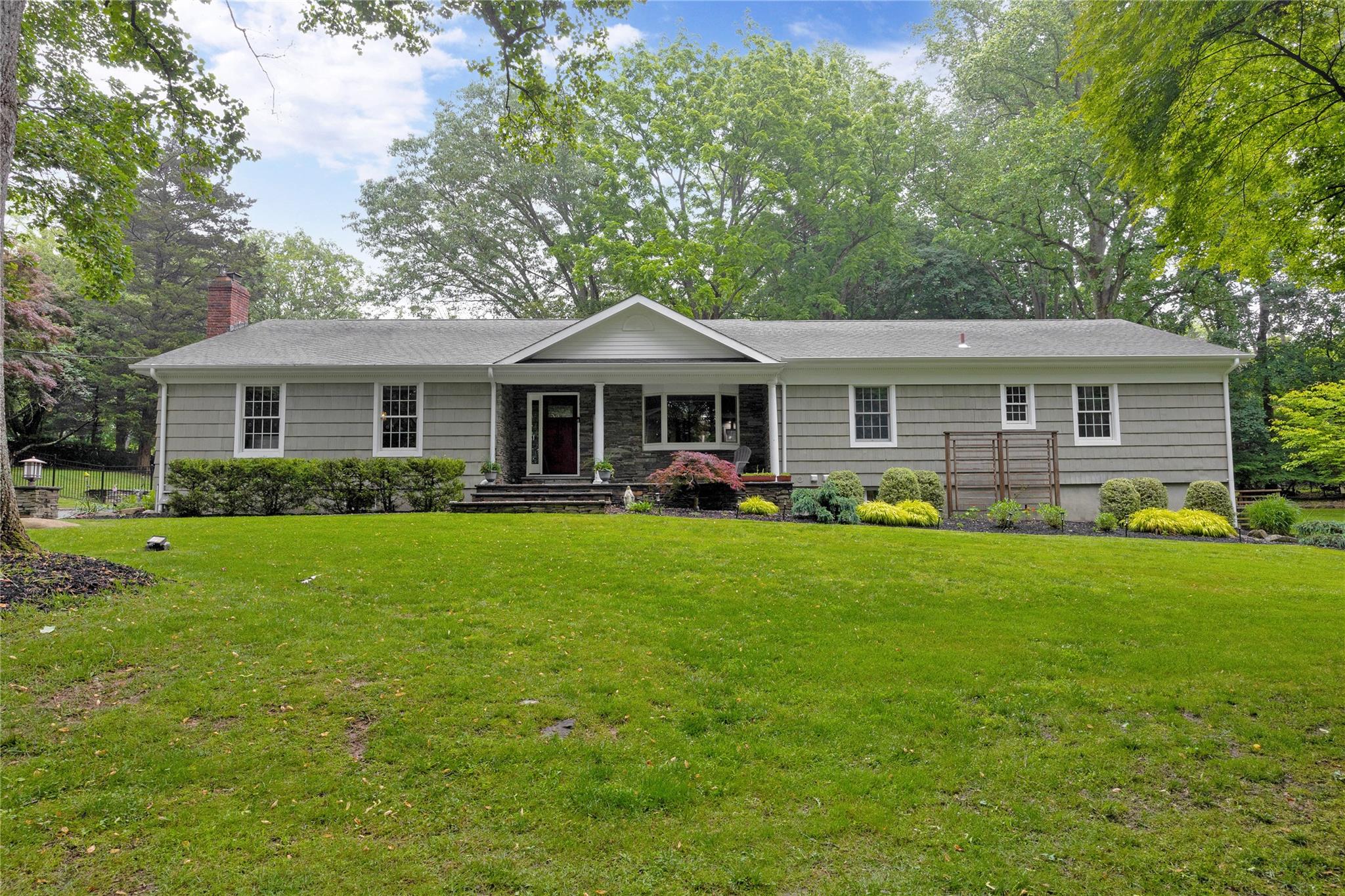 Horse Race Lane, Nissequogue, Hamptons, NY - 4 Bedrooms  
3.5 Bathrooms - 