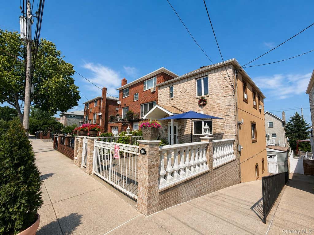 Photo of 1626 Bayview Avenue, Bronx, NY 10465 (MLS # 1025553)