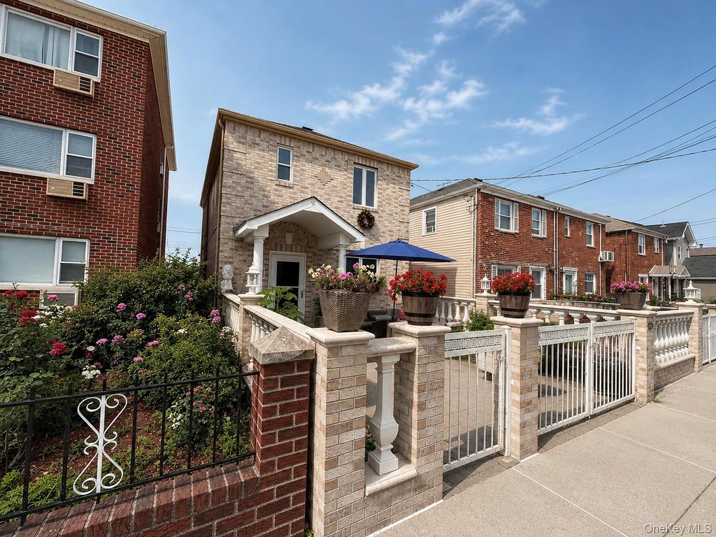 Photo of 1626 Bayview Avenue, Bronx, NY 10465 (MLS # 1025553)