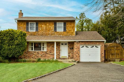 Photo of 16 Wagon Lane, Glen Head, NY 11545 (MLS # 924176)