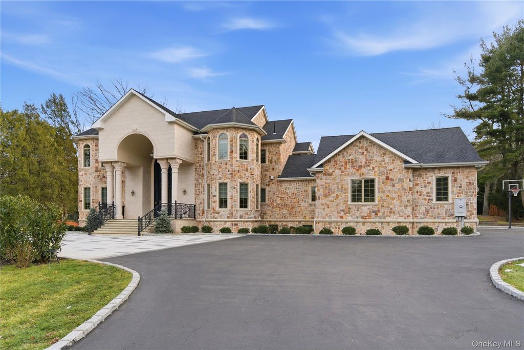 Photo of 265 Laurel Lane, Laurel Hollow, NY 11791 (MLS # 949231)