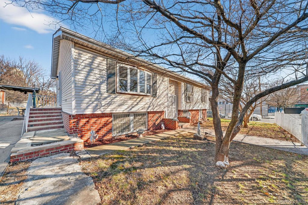 Photo of 895 E 172nd Street, Bronx, NY 10460 (MLS # 951911)