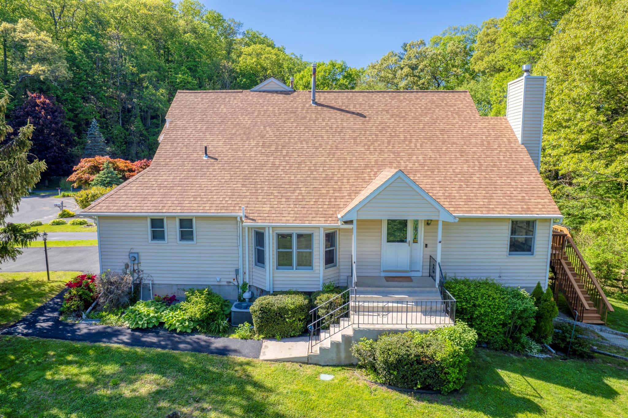 Red Maple Road, Saugerties, New York - 2 Bedrooms  
3 Bathrooms  
9 Rooms - 