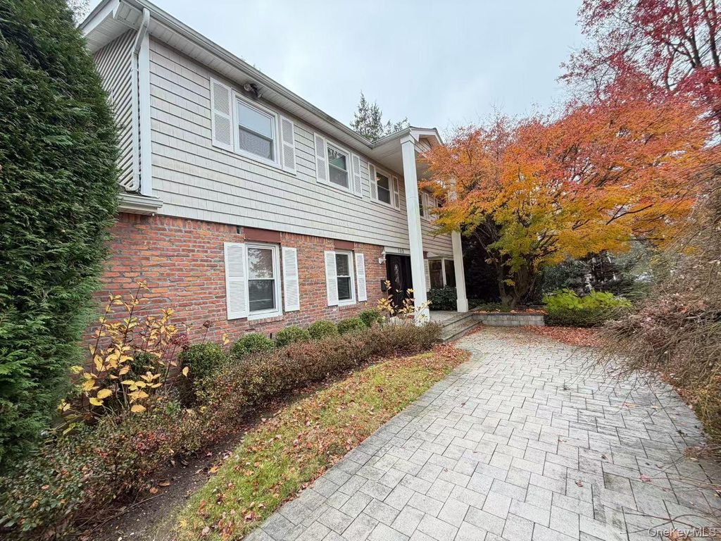 Photo of 165 Tara Drive, Roslyn, NY 11576 (MLS # 938142)