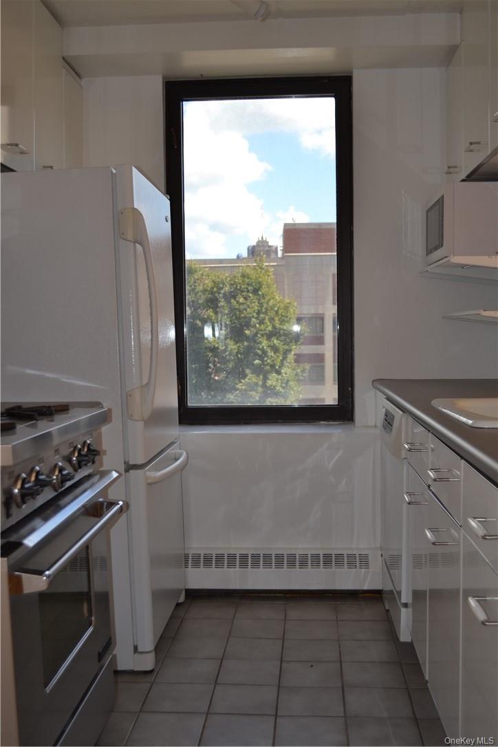 4 Martine Avenue 306