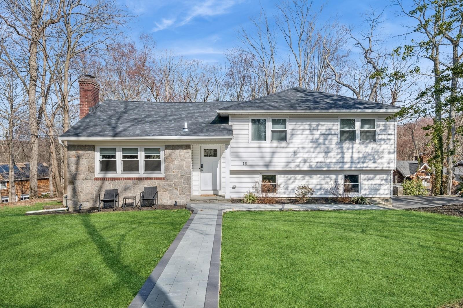 18 N Paul Revere Lane, Centerport, New York image 1