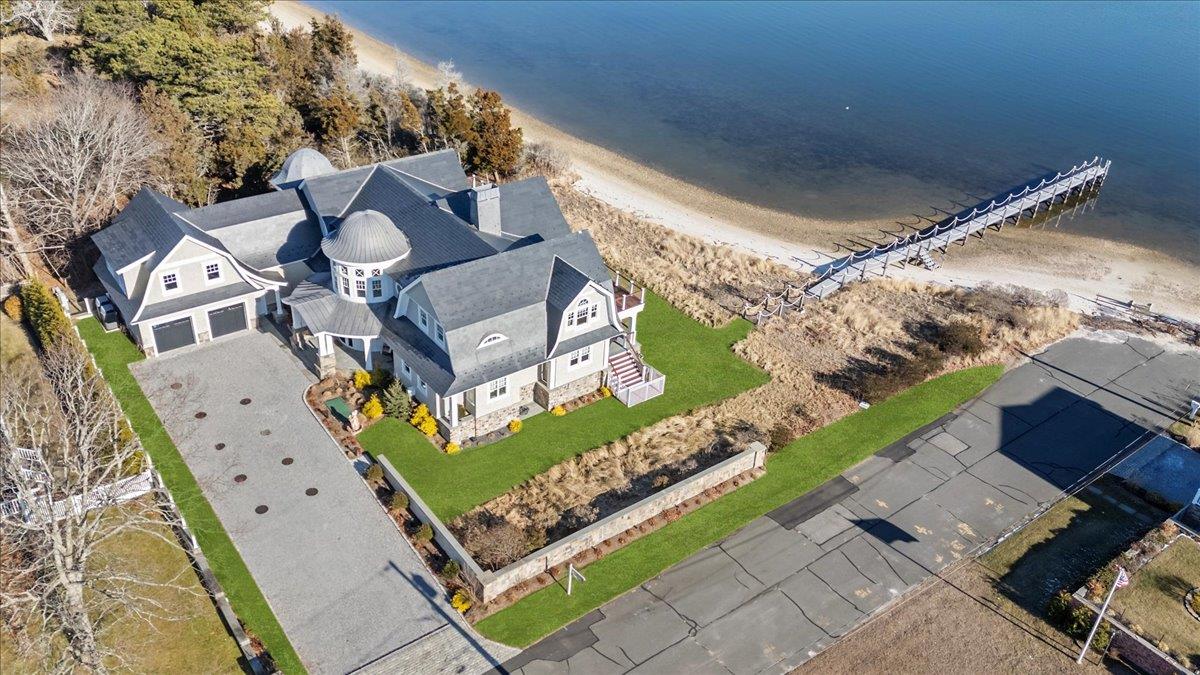 Ludlow Lane, Hampton Bays, Hamptons, NY - 5 Bedrooms  
6.5 Bathrooms - 