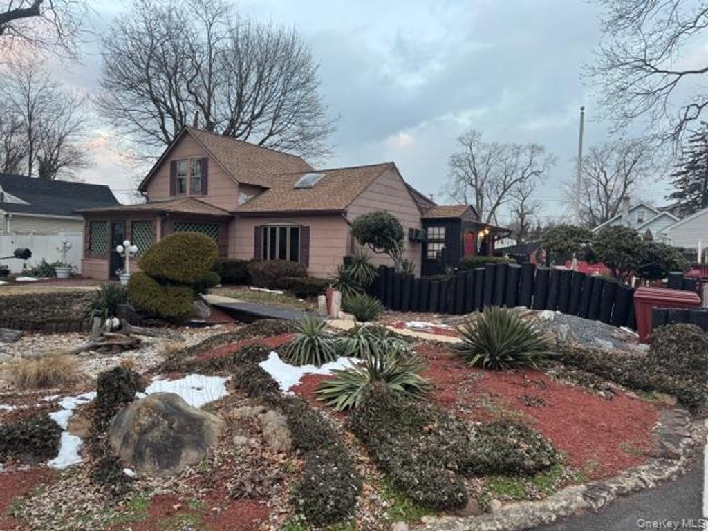 Photo of 11 Hatcher Court, Babylon, NY 11701 (MLS # 947792)