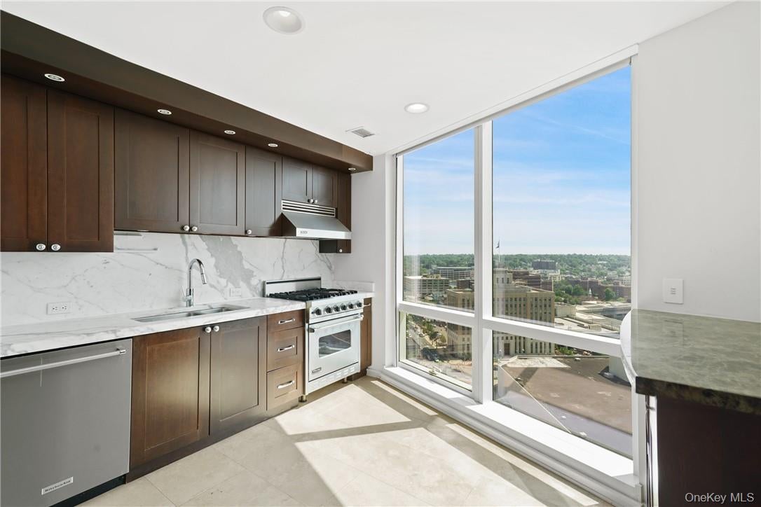 1 Renaissance Square 21E