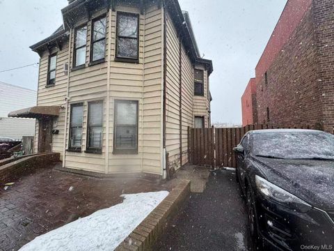 Multifamily For Sale - 60-59 69th Street<br/> Maspeth, NY 11378