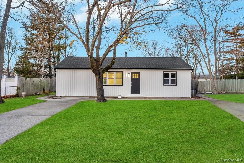 Photo of 27 Ash Street, Central Islip, NY 11722 (MLS # 952941)