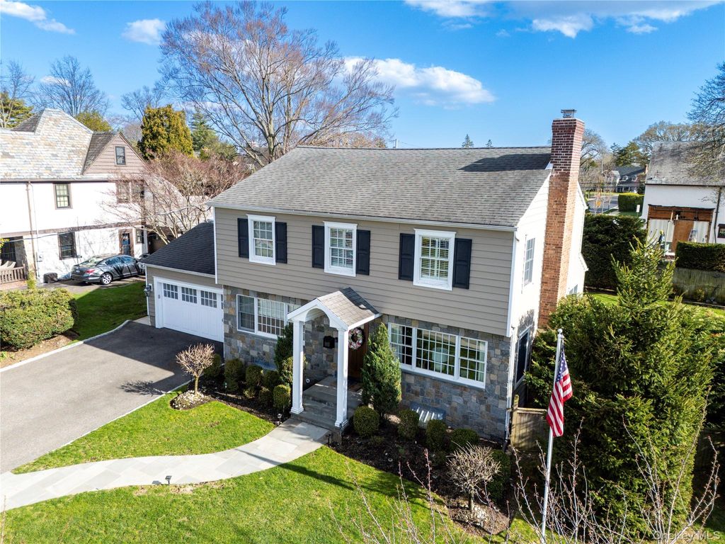 Photo of 334 Raymond Street, Rockville Centre, NY 11570 (MLS # 981155)