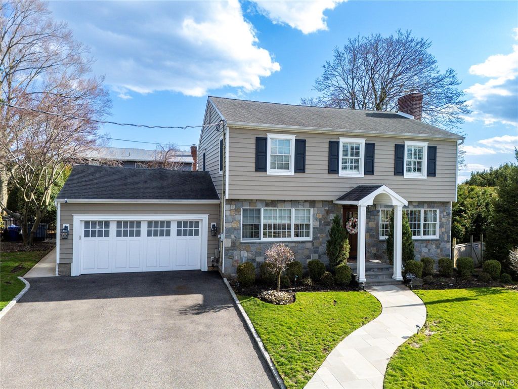 Photo of 334 Raymond Street, Rockville Centre, NY 11570 (MLS # 981155)