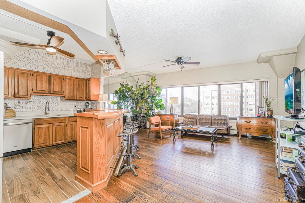 Photo of 10 Bay Street Landing #5J, Staten Island, NY 10301 (MLS # 952263)