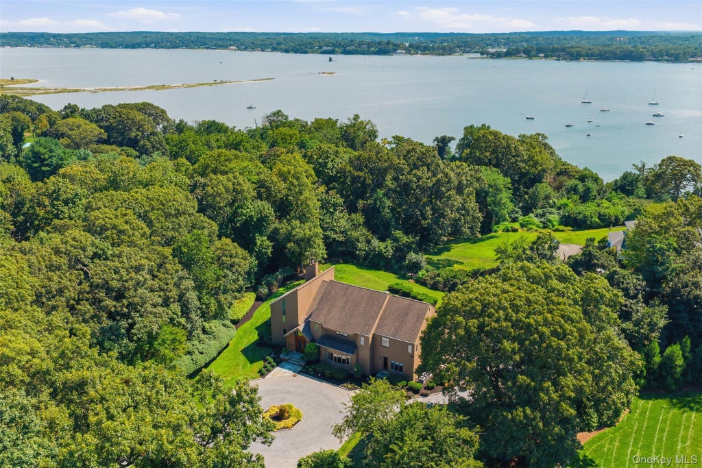 Photo of 6 Target Rock Drive, Lloyd Harbor, NY 11743 (MLS # 1045696)