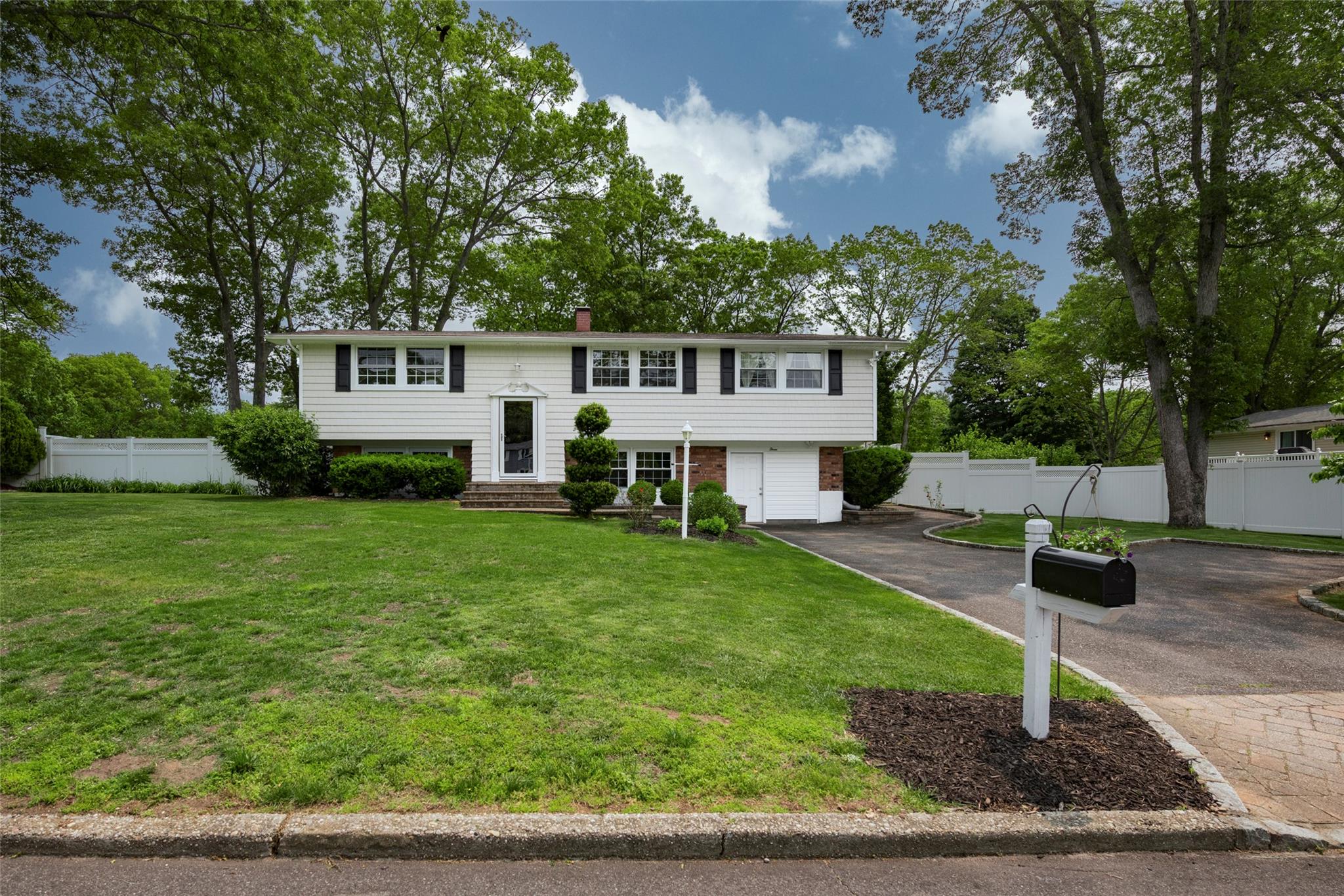 Twig Court, East Setauket, Hamptons, NY - 4 Bedrooms  
2 Bathrooms - 
