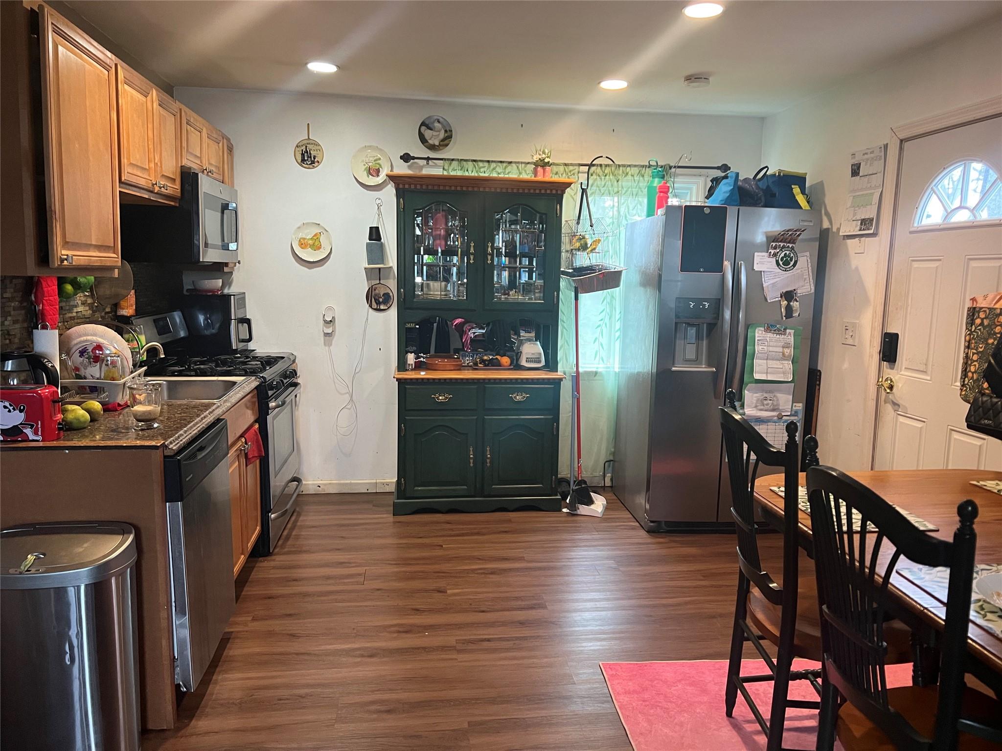 457 N Monroe Avenue, Lindenhurst, New York image 2