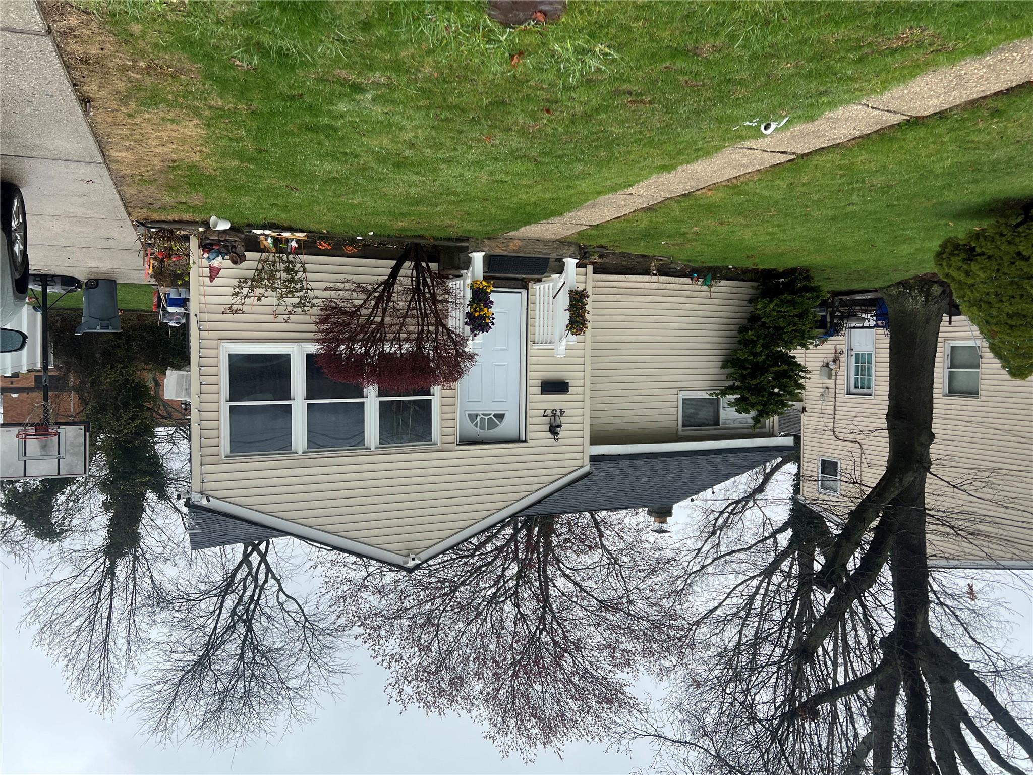 457 N Monroe Avenue, Lindenhurst, New York image 1
