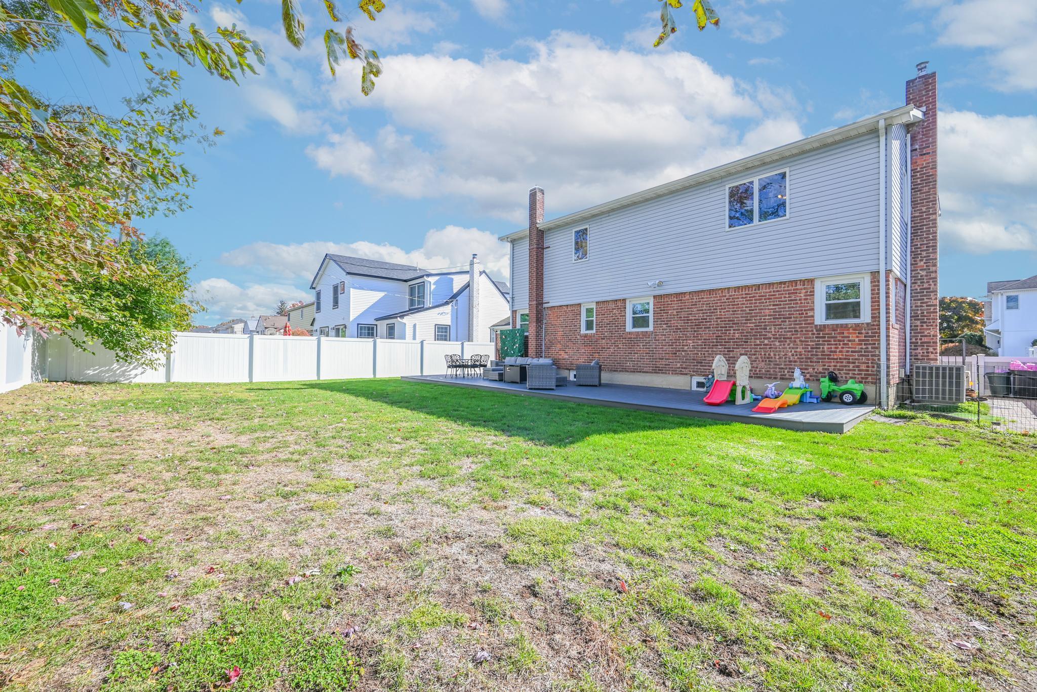 68 Kathleen Drive, Syosset, New York image 4