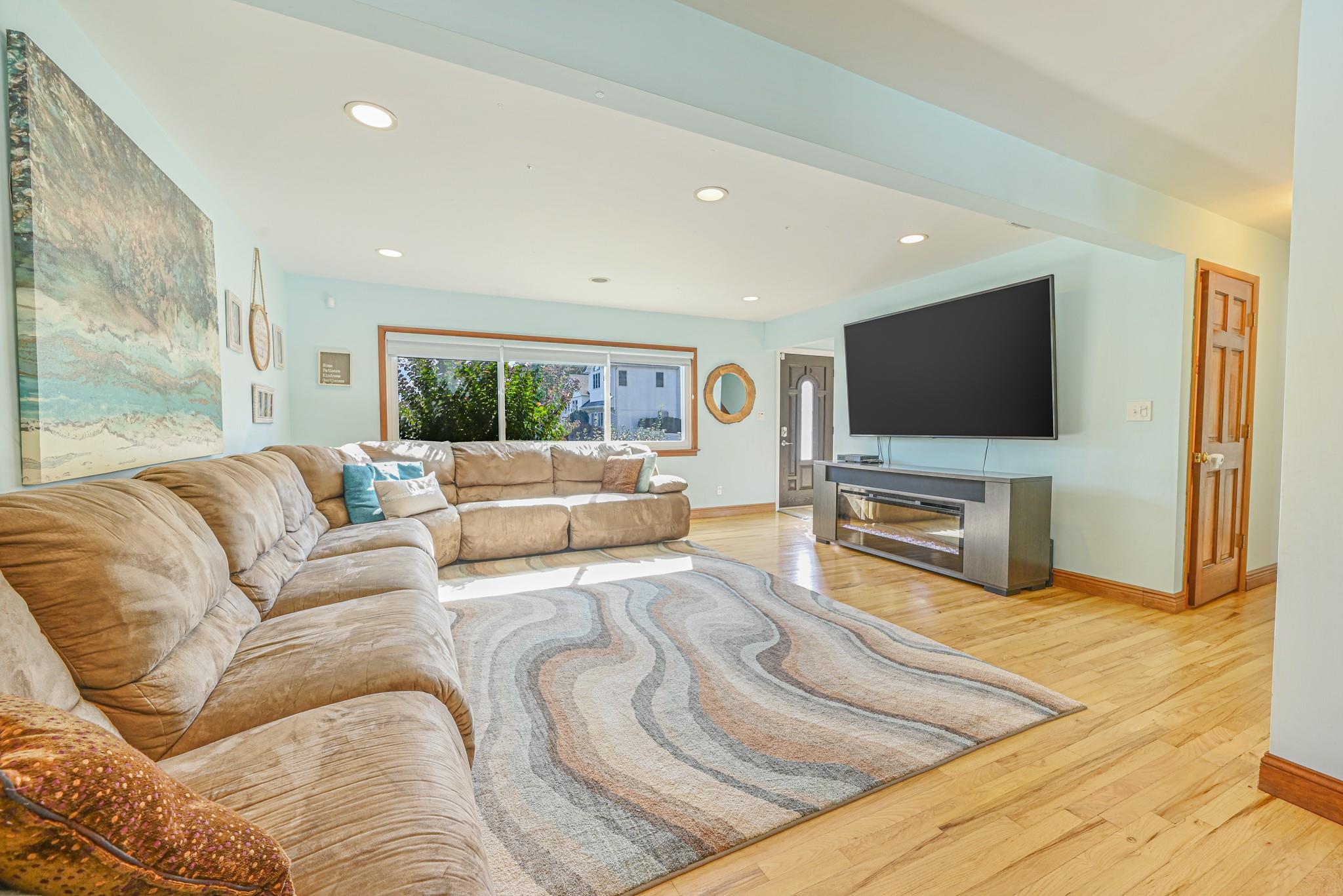 68 Kathleen Drive, Syosset, New York image 8