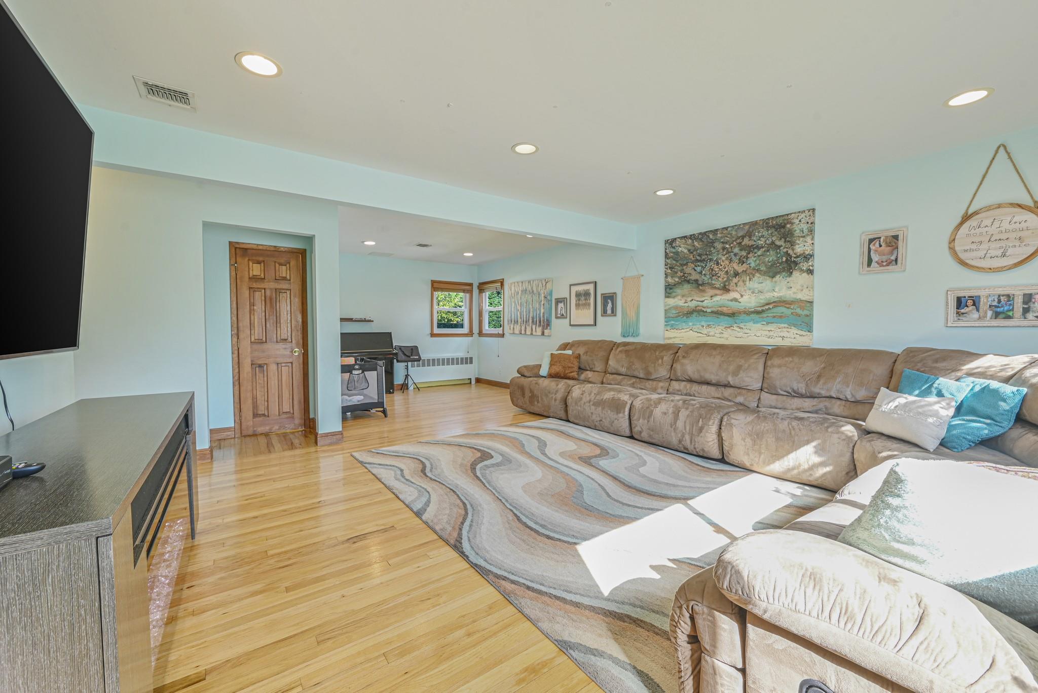 68 Kathleen Drive, Syosset, New York image 9