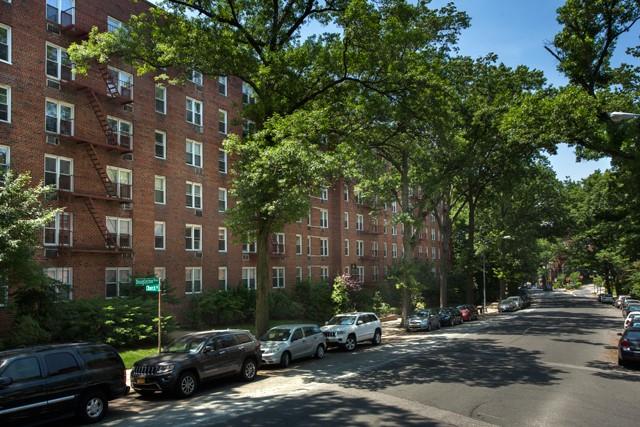Douglaston Parkway 204, Douglaston, Queens, NY - 1 Bedrooms  
1 Bathrooms  
4 Rooms - 