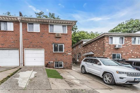 Photo of 69-23 Little Neck Parkway, Glen Oaks, NY 11004 (MLS # 1010231)
