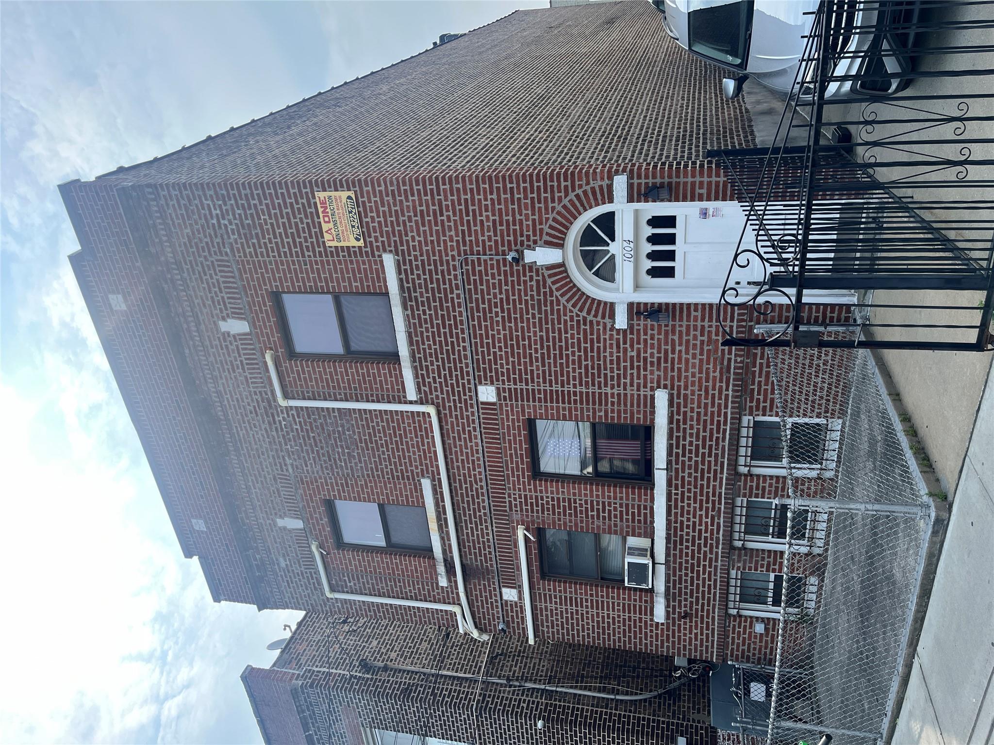 1004 Rhinelander Avenue
