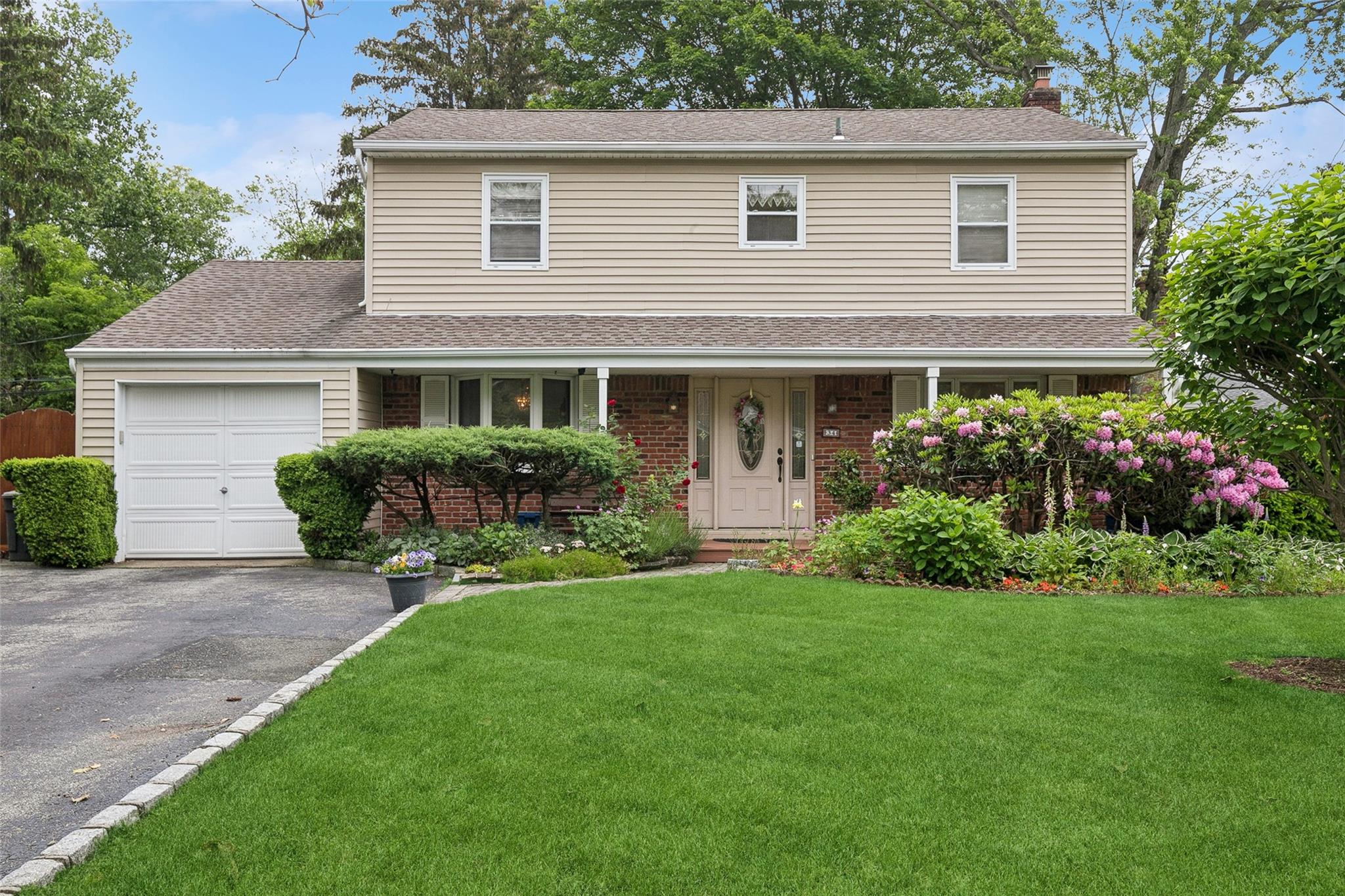 34 Arcadia Drive, Dix Hills, New York image 1