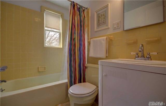 Atlantic Beach, New York 11509, United States, 5 Bedrooms Bedrooms, ,3 BathroomsBathrooms,Residential,Active,252588