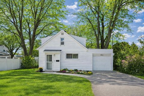 Photo of 136 N Delaware Avenue, Lindenhurst, NY 11757 (MLS # 955471)