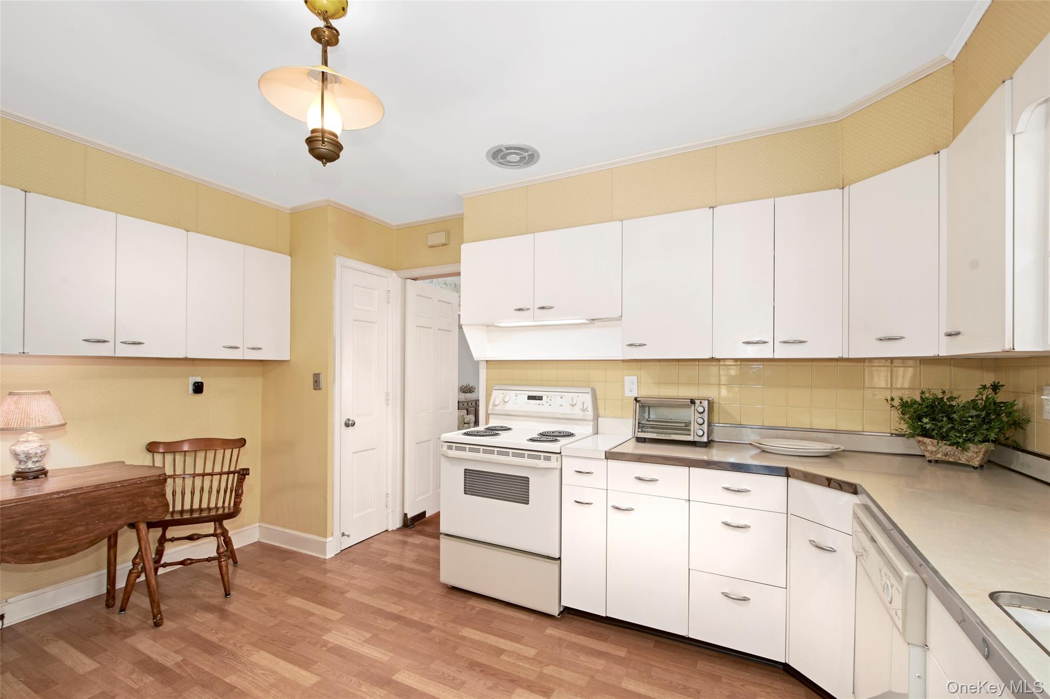 Chappaqua, New York 10514, United States, 3 Bedrooms Bedrooms, ,2 BathroomsBathrooms,Residential,Active,227403