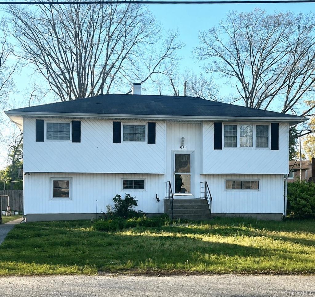 Photo of 551 Spur Drive N, Bay Shore, NY 11706 (MLS # 997113)