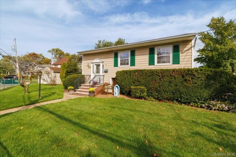 Photo of 101 Stuart Avenue, Malverne, NY 11565 (MLS # 916333)
