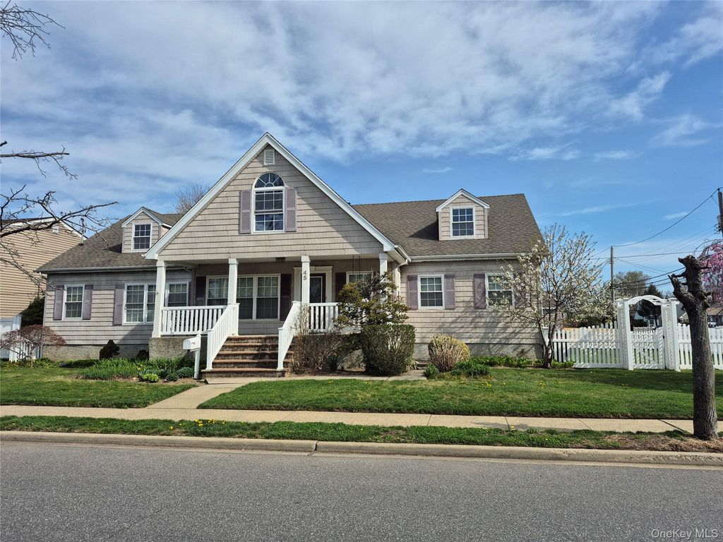 Photo of 9 E Henrietta Avenue, Oceanside, NY 11572 (MLS # 986650)