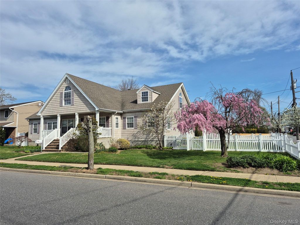 Photo of 9 E Henrietta Avenue, Oceanside, NY 11572 (MLS # 986650)