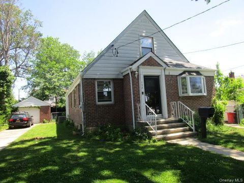 132 Wardwell Road Mineola NY 11501