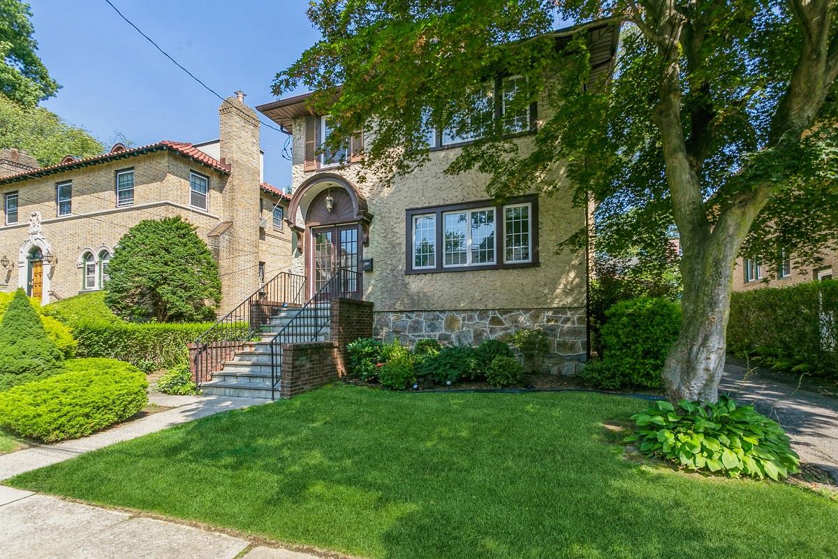 Rental Property at Hayward Avenue 2, Mount Vernon, New York - Bedrooms: 2 
Bathrooms: 1 
Rooms: 6  - $3,200 MO.
