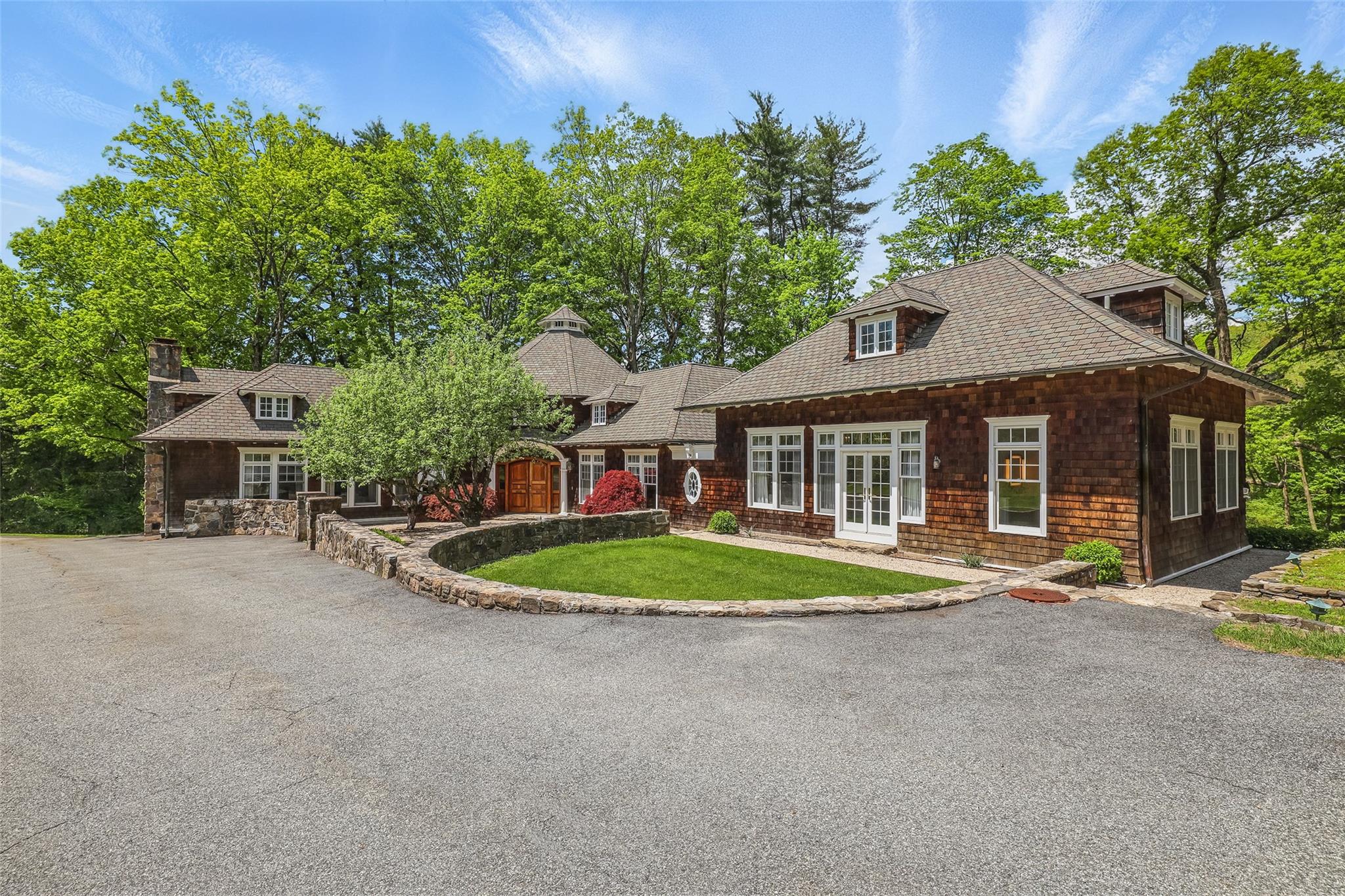 Chestnut Ridge Road, Bedford Corners, New York - 5 Bedrooms  
5 Bathrooms  
11 Rooms - 