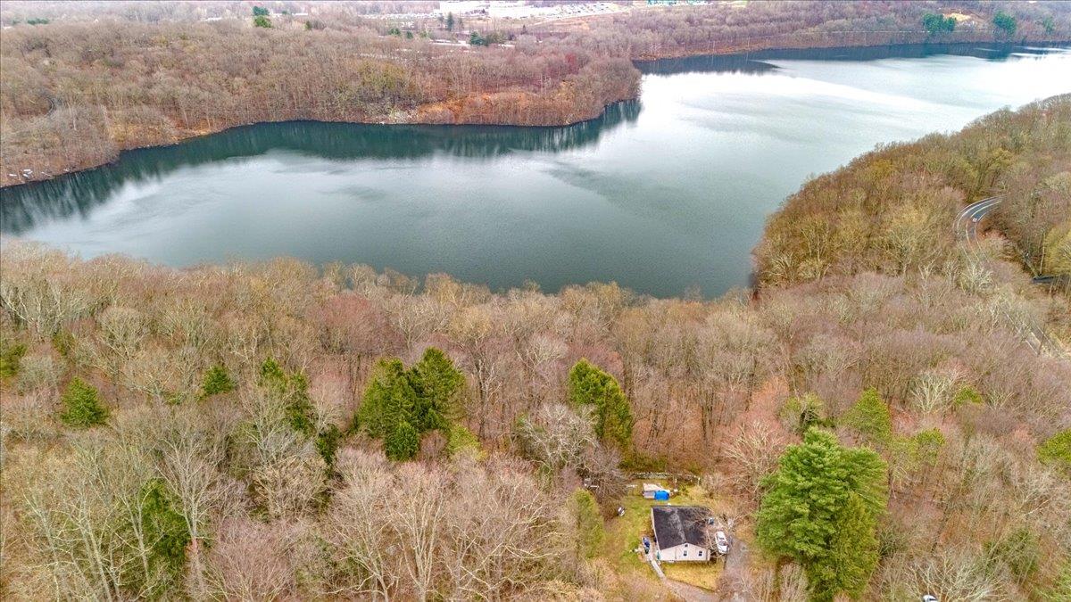 W Shore Drive, Carmel, New York - 1 Bedrooms  
1 Bathrooms  
3 Rooms - 
