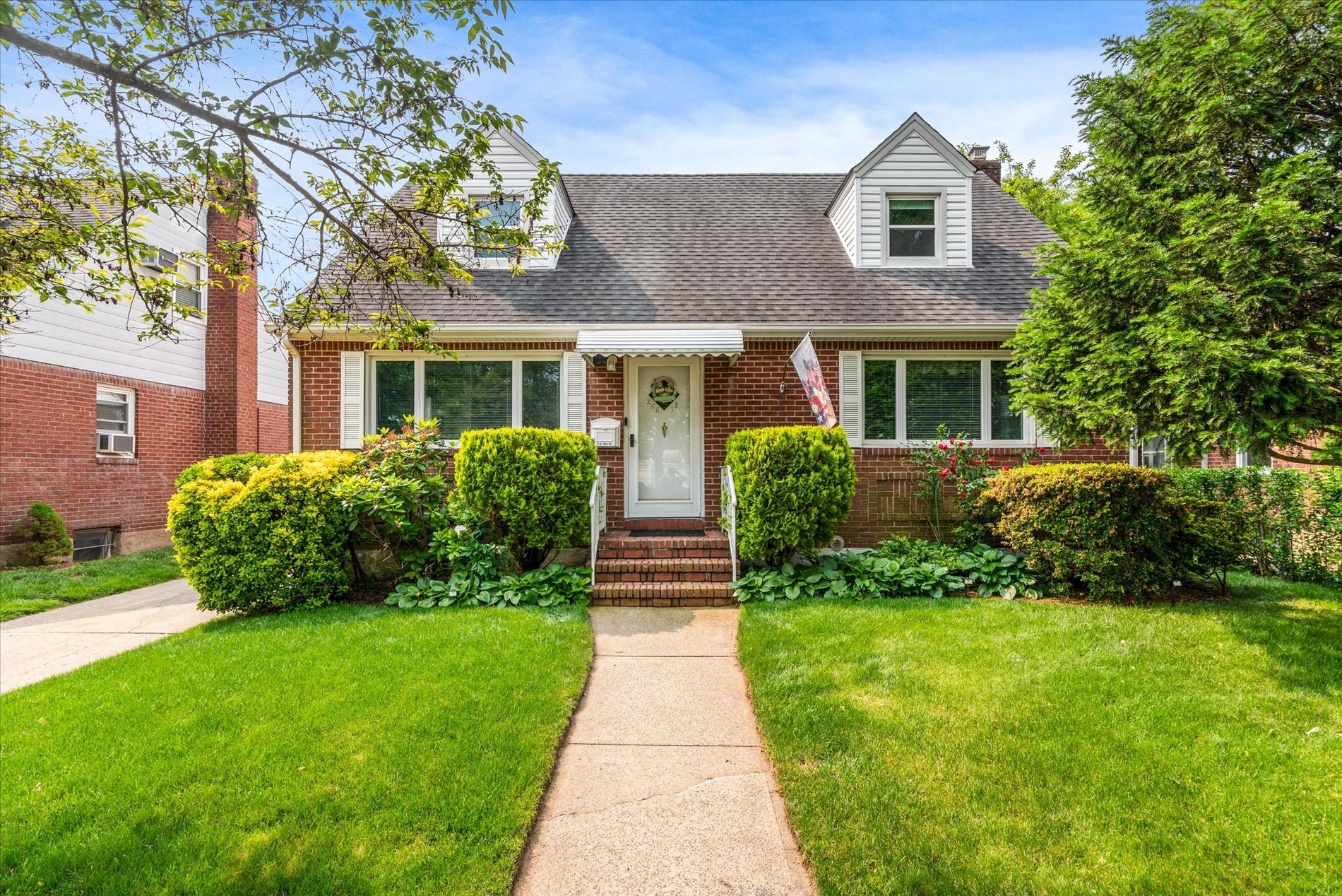 Property for Sale at 82nd Avenue, Floral Park, Queens, NY - Bedrooms: 4 
Bathrooms: 3 
Rooms: 10  - $989,000