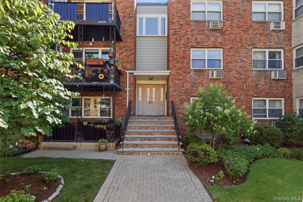 Photo of 152 B N Broadway #2E, White Plains, NY 10603 (MLS # 1068681)