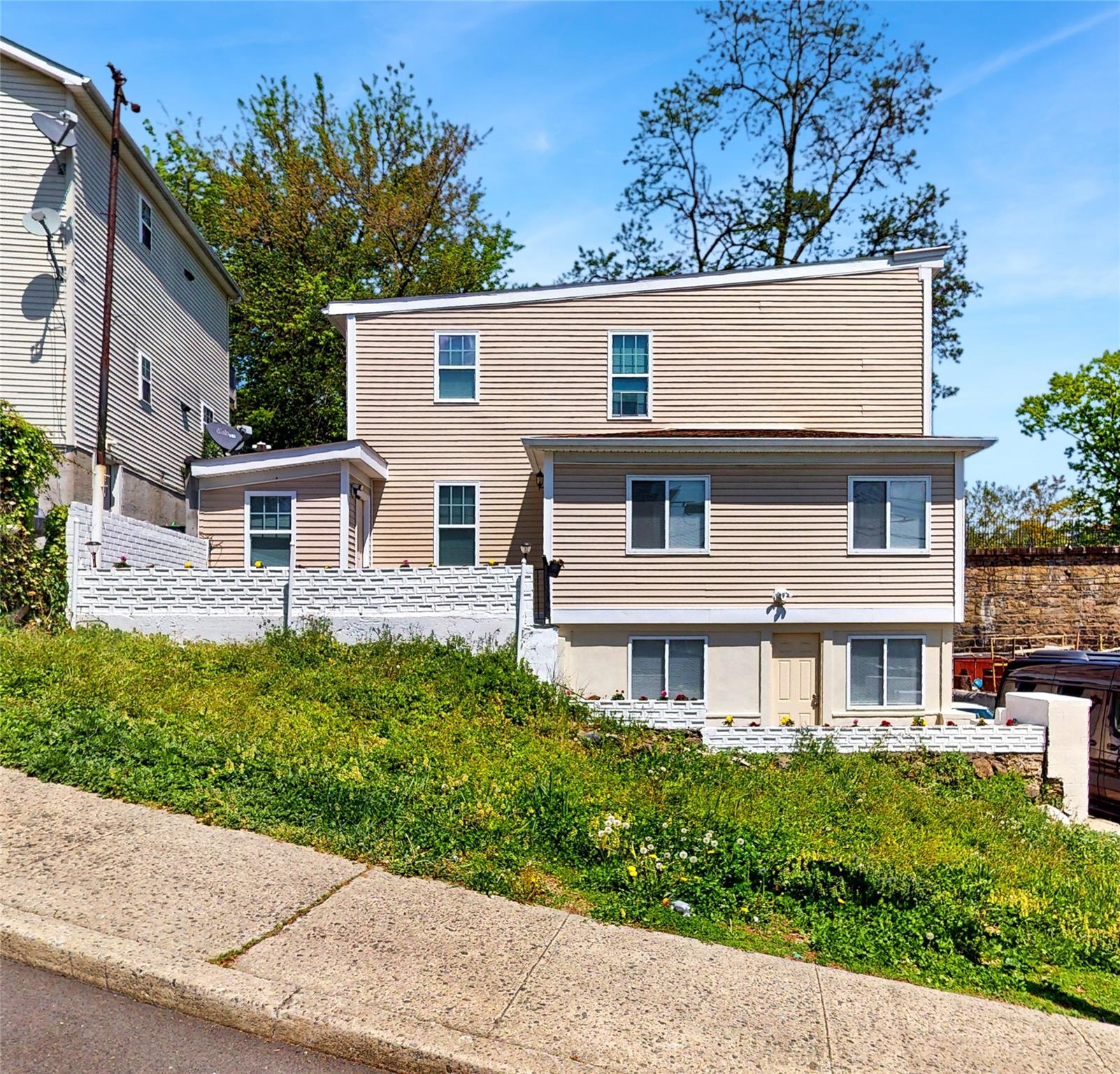 Rental Property at Aqueduct Street 2, Ossining, New York - Bedrooms: 2 
Bathrooms: 1 
Rooms: 5  - $3,100 MO.