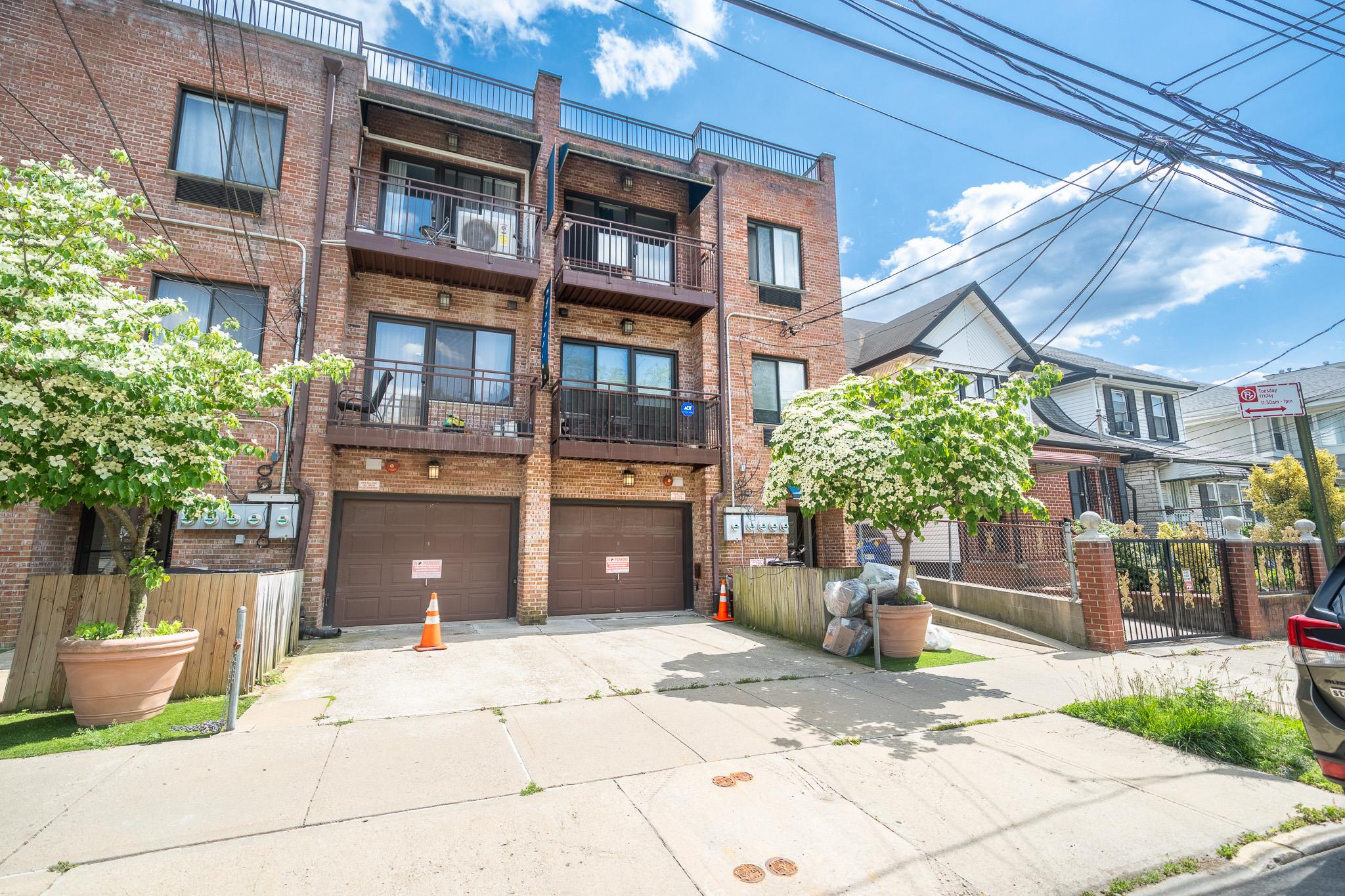 89th Avenue C, Jamaica, Queens, NY - 2 Bedrooms  
2 Bathrooms  
5 Rooms - 