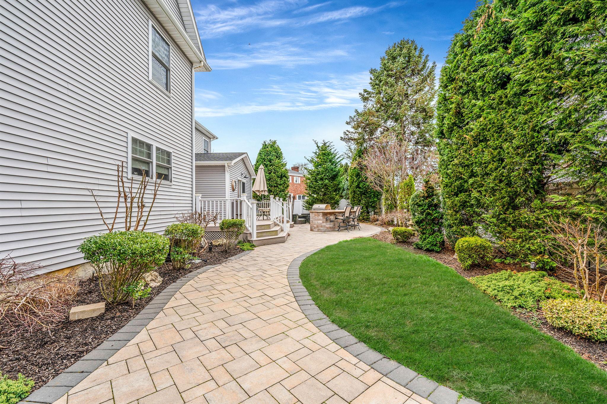 161 Unqua Road, Massapequa, New York image 8