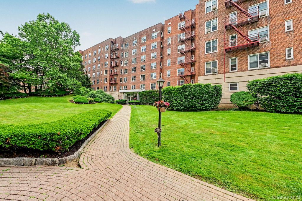 Photo of 1304 Midland Avenue #C48, Yonkers, NY 10704 (MLS # 1010817)