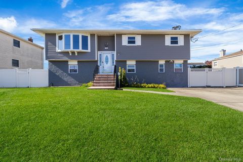 Photo of 74 Venetian Prom, Lindenhurst, NY 11757 (MLS # 928421) Photo of 74 Venetian Prom, Lindenhurst, NY 11757 (MLS # 928421)