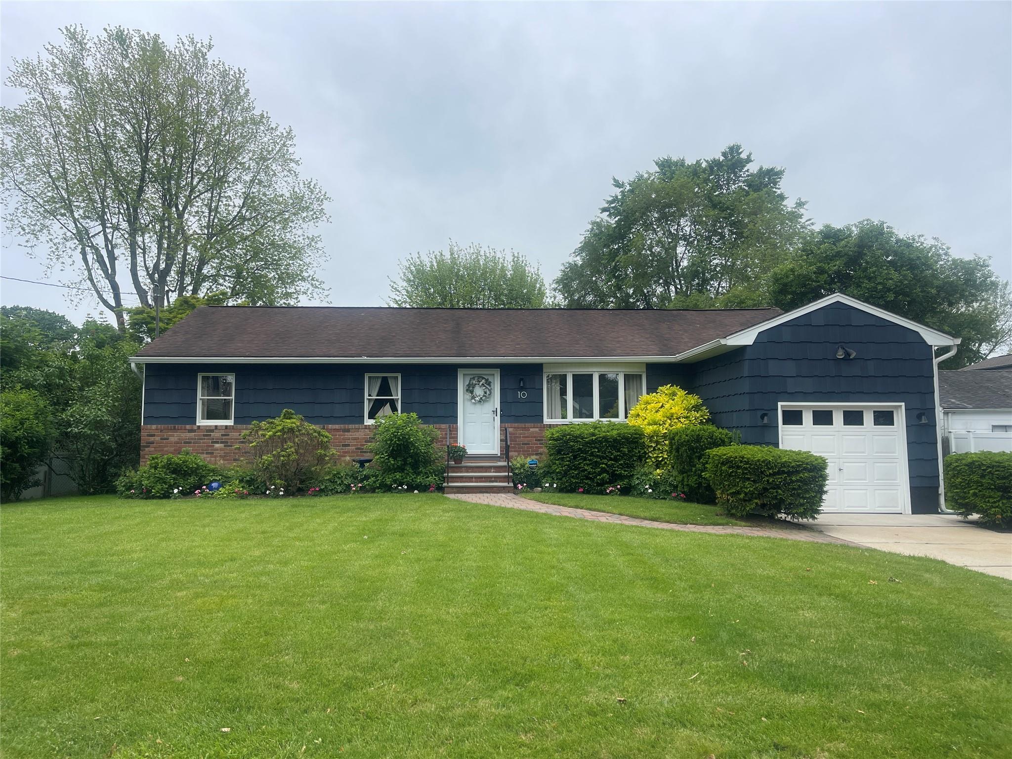 Montana Street, Huntington, Hamptons, NY - 3 Bedrooms  
2 Bathrooms - 