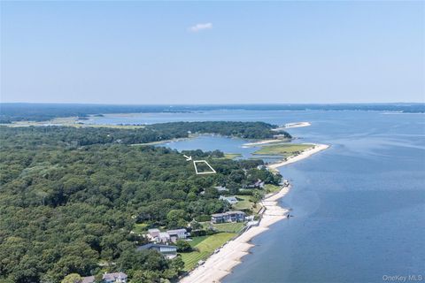 87 Washington Heights Avenue Hampton Bays NY 11946