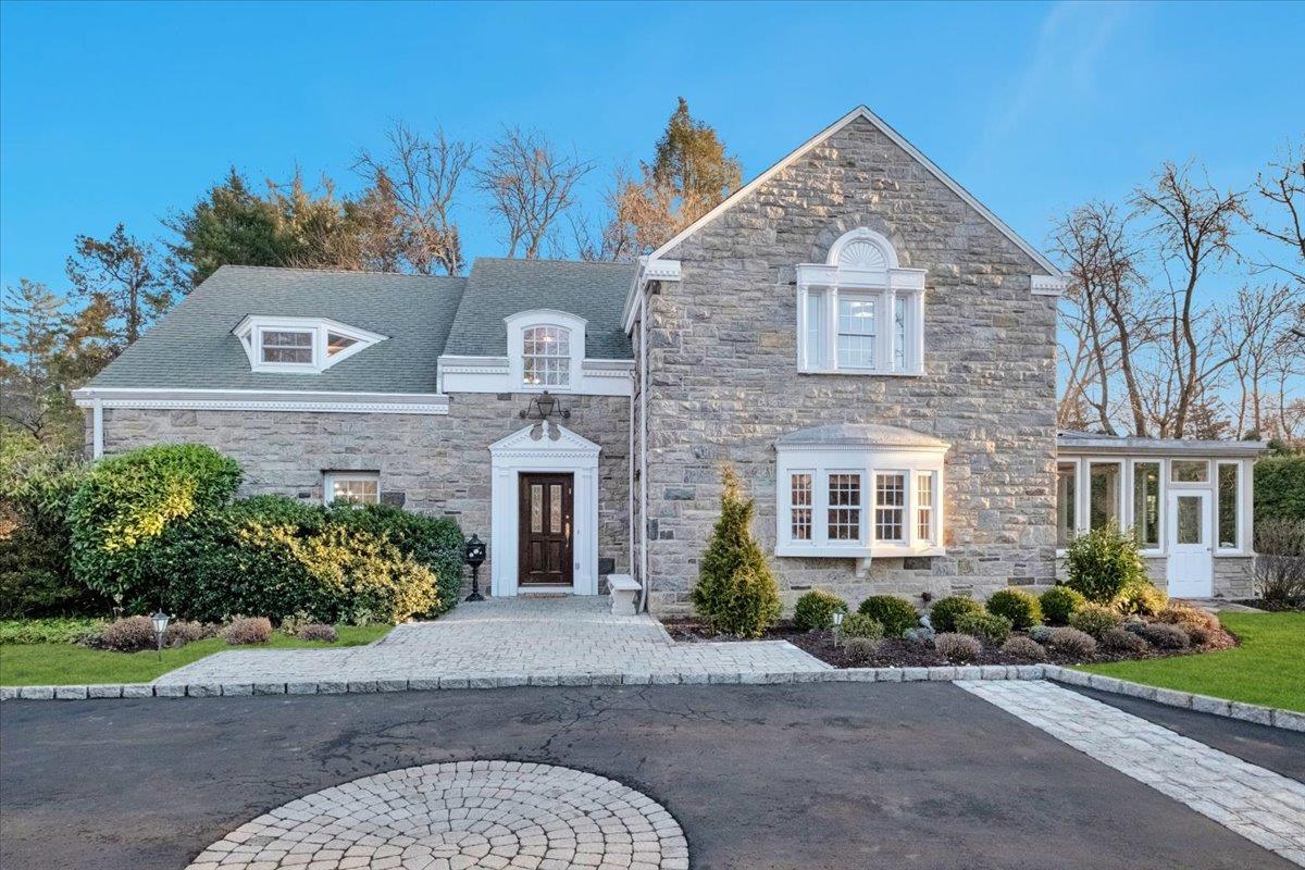 Oxford Road, New Rochelle, New York - 5 Bedrooms  
6 Bathrooms - 